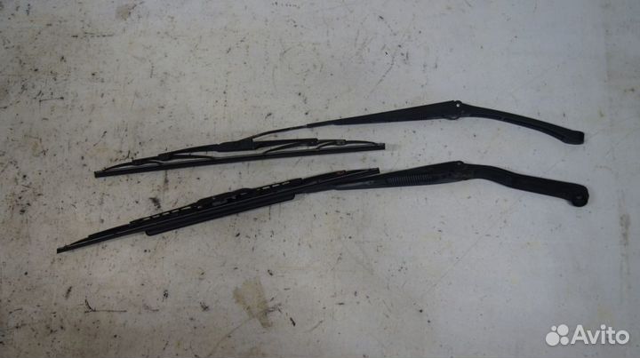 Поводок + щётка переднего стеклоочистителя SF5 2000г