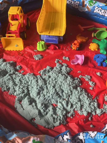 Космический песок и игрушки