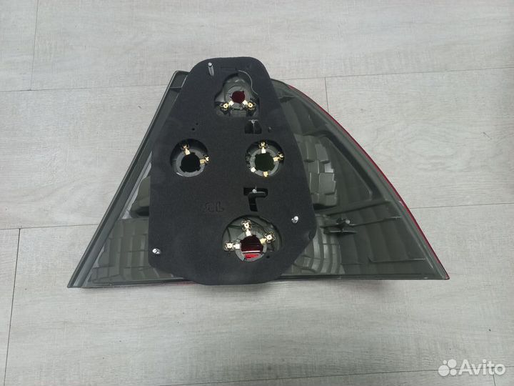 Фонарь задний новый Toyota Corolla 2002-2006 4D