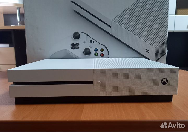 Xbox One S 500gb + 2 геймпада + игры