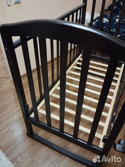 Детская кроватка с маятником