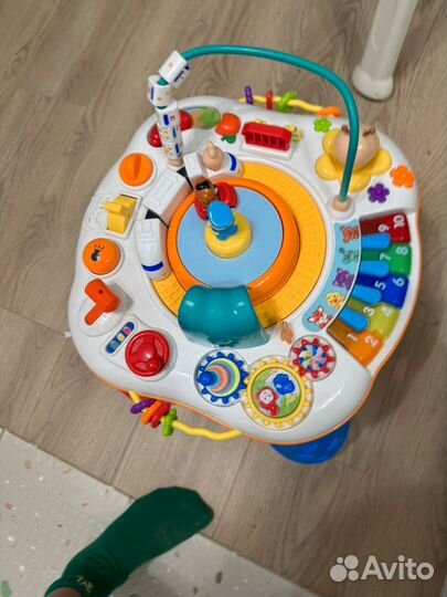 Детский столик бизиборд