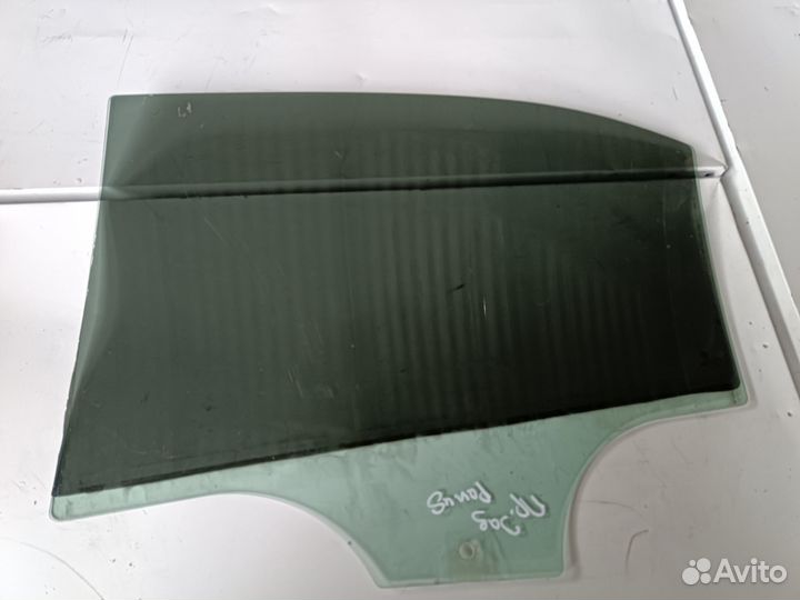 Стекло задней правой двери Skoda Rapid