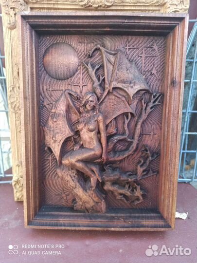 Резное панно из дерева