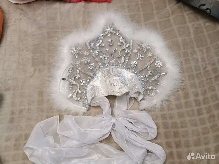 Кокошник Снегурочке со стразами белый с лентами