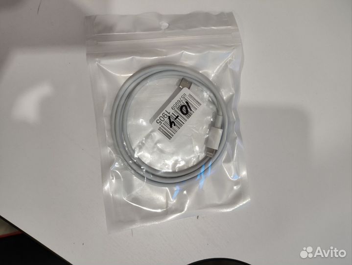 Два кабеля на iPhone 14
