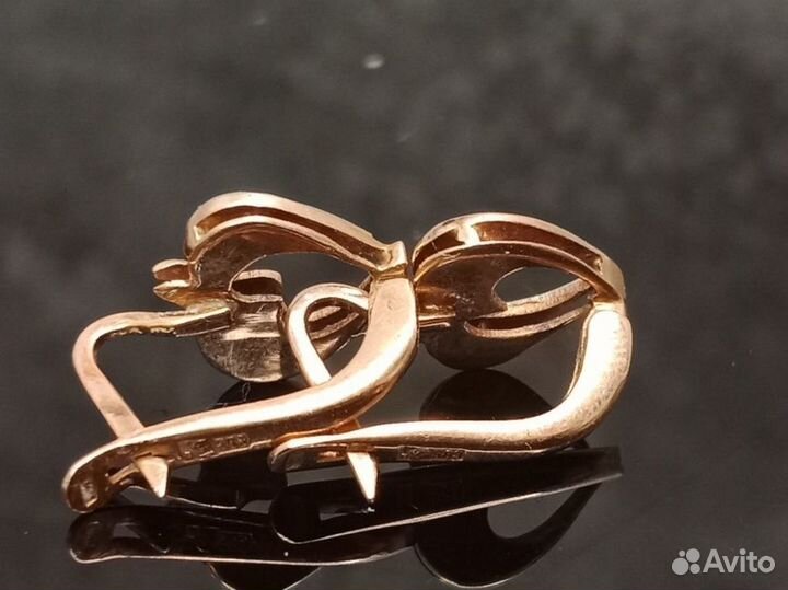Золотые серьги 585 пробы массой 2.8 грамма