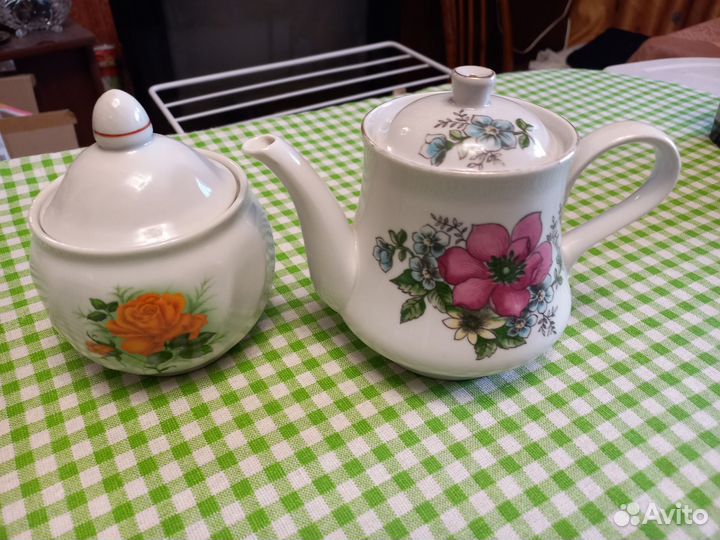 Заварочный чайник и сахарница