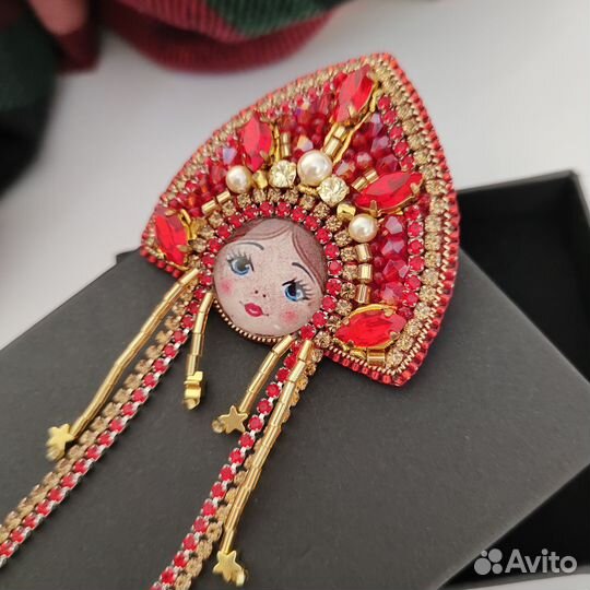 Брошь матрешка, патриотическая брошь из бисера