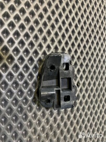 Крепление бампера прав. перед. Lexus RX350