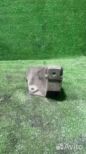 Кронштейн опоры двигателя Audi A4