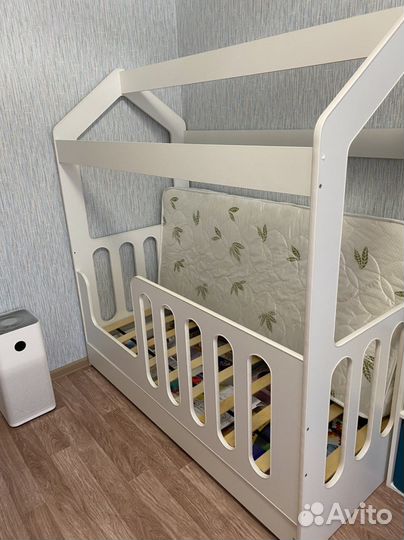Продам детскую кровать домик с ящиком и матрасом