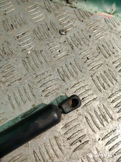 Амортизатор крышки багажника Mercedes-Benz Vito