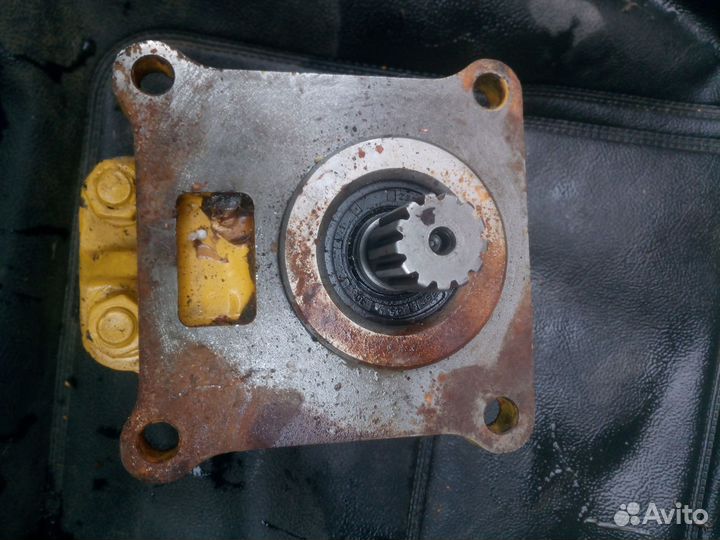 Насос Komatsu
