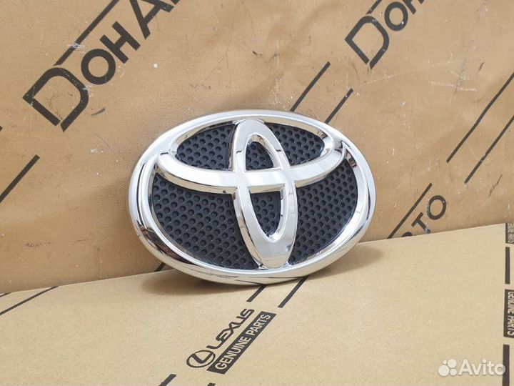 Эмблема решетки радиатора Toyota Rav4 40