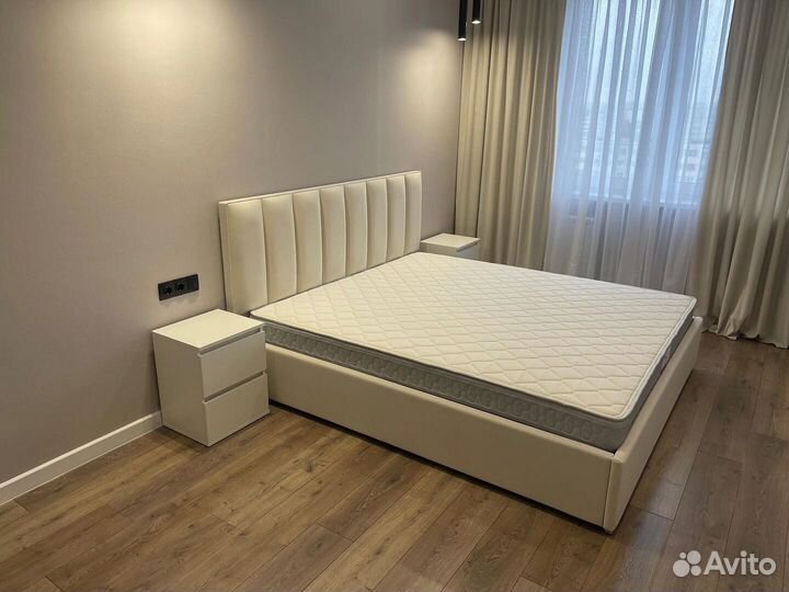 Белая кровать