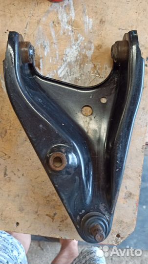 Передний правый рычаг Лада largus