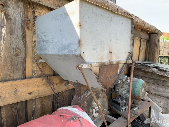 Мельница для зерна электрическая бу