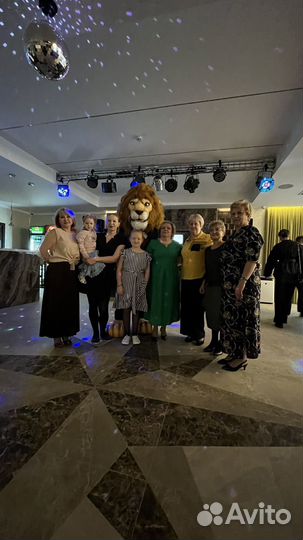 Поздравление от Льва в смокинге