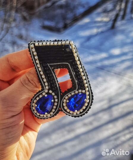 Брошь бисером