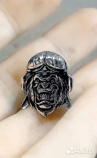 Значок обезьяна посеребренный