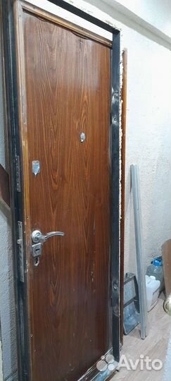 Дверь входная металлическая б/у