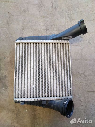 Интеркулер левый туарег