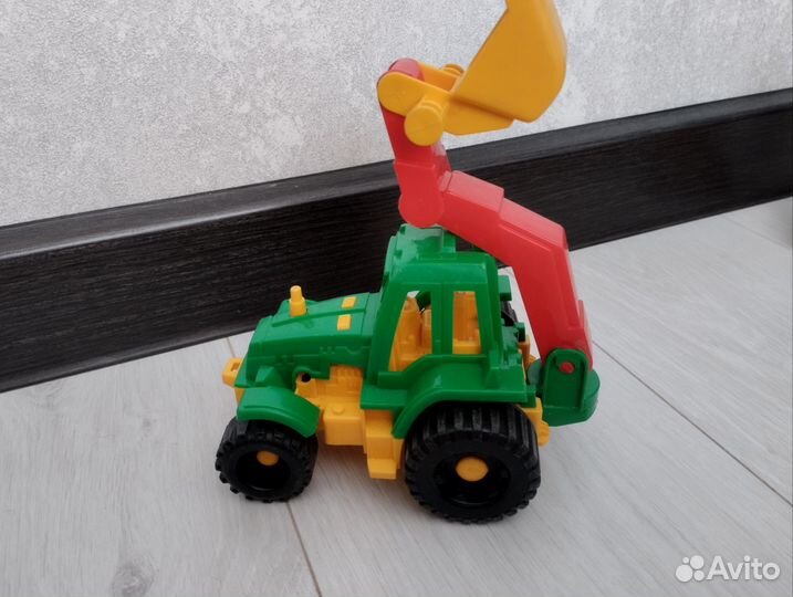 Игрушка трактор