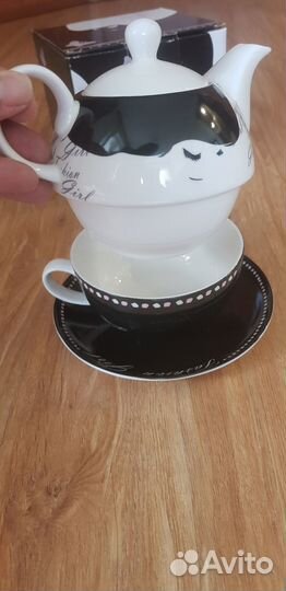 Заварочный чайник с чашкой и блюдцем