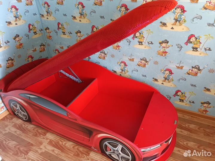 Детская кровать машина