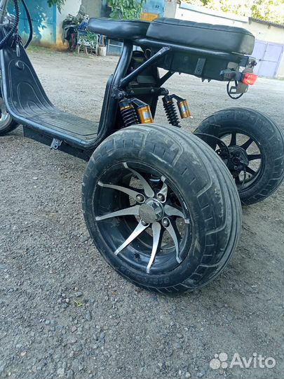 Трехколесный электроскутер