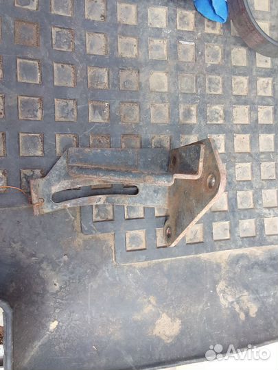 Кронштейн генератора верхний Ваз 2112