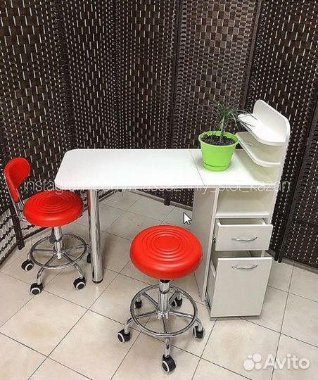 Маникюрный стол