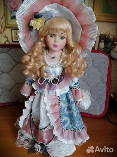 Кукла фарфоровая