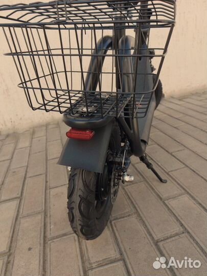 Электросамокат с корзинкой и сидушкой