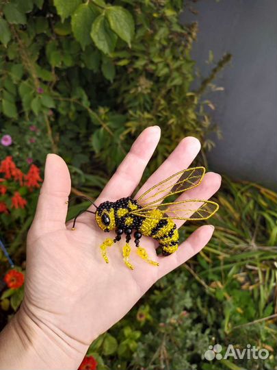 Брошь оса из бисера