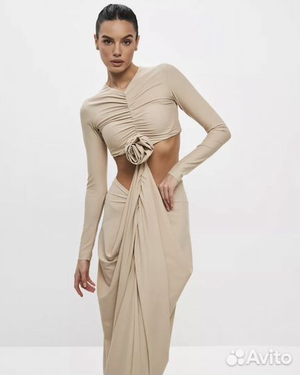 Платье с розой длинное