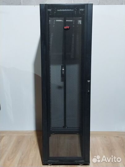Серверный шкаф APC AR3100 42U