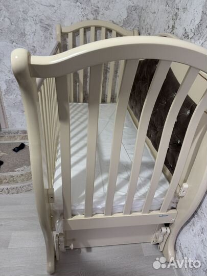 Детская кроватка с маятником
