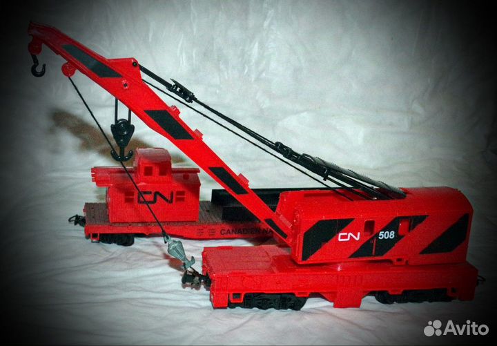 Кран железнодорожный с платформой и бытовкой