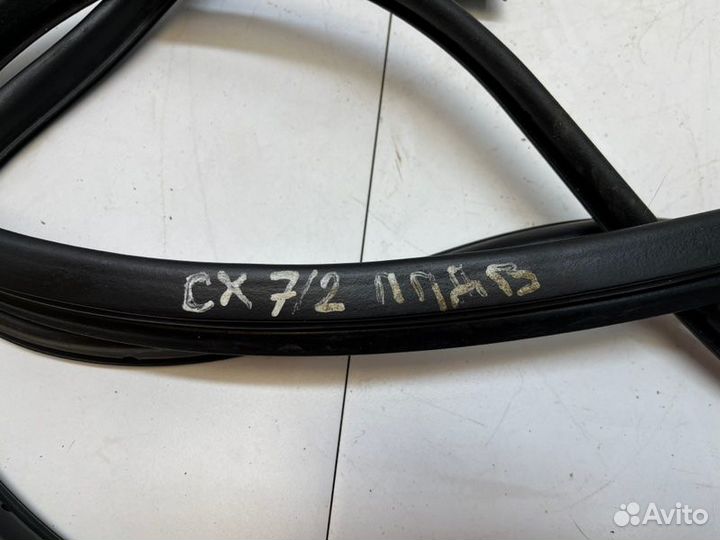Уплотнитель двери передний правый Mazda Cx-7