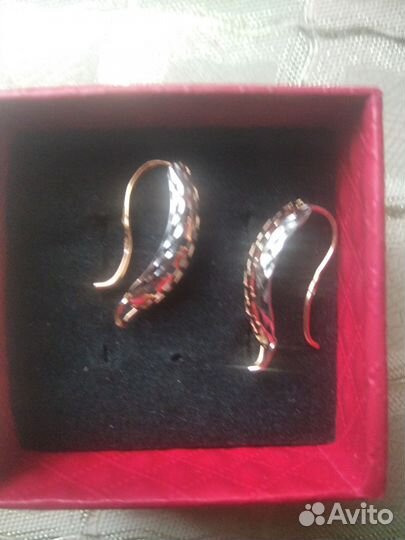 Золотые серьги вес 1.5гр.2 см длинна