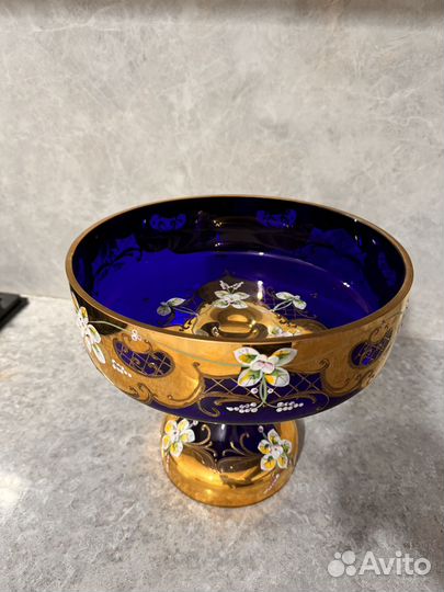 Ваза для фруктов на ножке цветное стекло