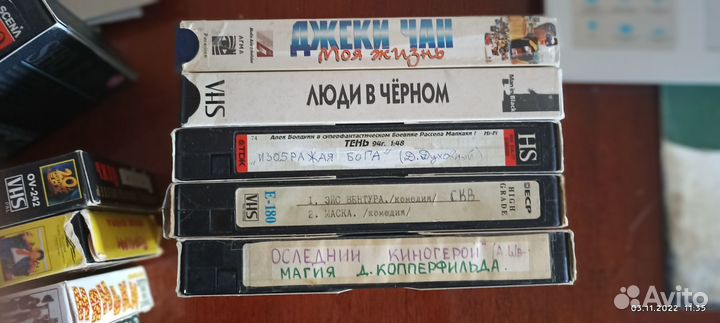33 кассеты VHS с записями для видеомагнитофона