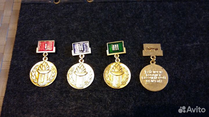 Продаются значки спортивной тематики