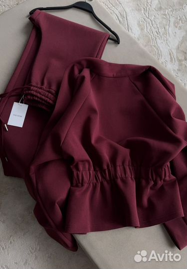 Костюм женский модный The Row (мода 2025)