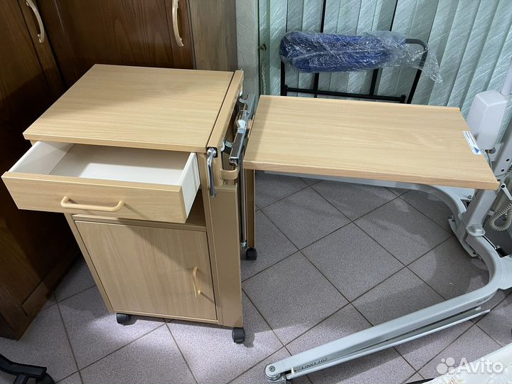 Тумба медицинская с выдвижным столиком