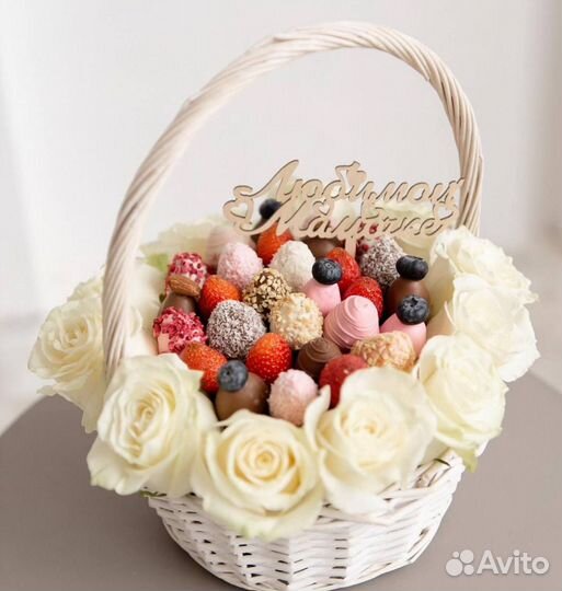 Клубника в шоколаде с цветами