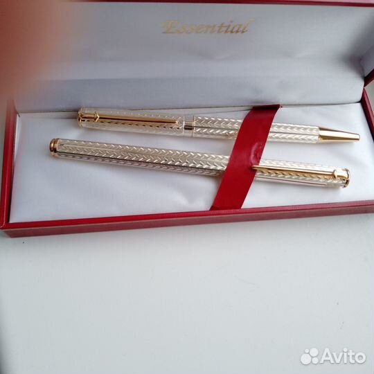 Перьевая и шариковая ручки essential