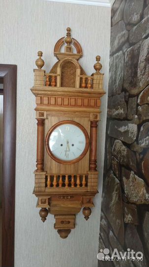 Старинные настенные часы. Изделия из дуба